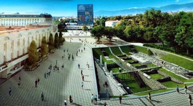 Централният площад на Пловдив - течаща река и археология в зелен килим сред гранита
