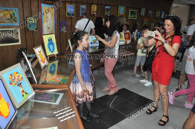 Художниците от „Пастело” за трети път красят фоайето на библиотеката