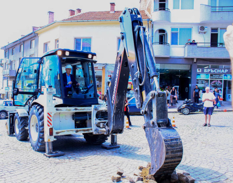 Ремонтират площад „Хаджи Димитър” и десет улици в Кърджали