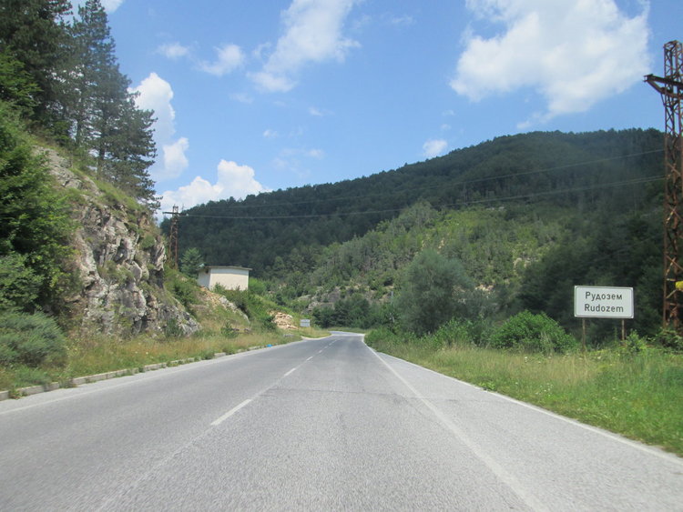 Затварят пътя Средногорци-Рудозем за 24 часа, ще взривяват скали