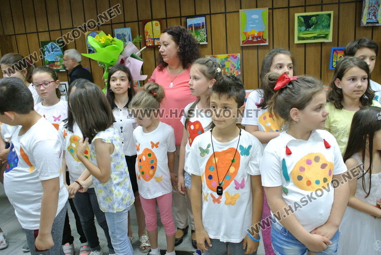 Художниците от „Пастело” за трети път красят фоайето на библиотеката