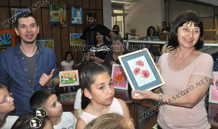 Художниците от „Пастело” за трети път красят фоайето на библиотеката