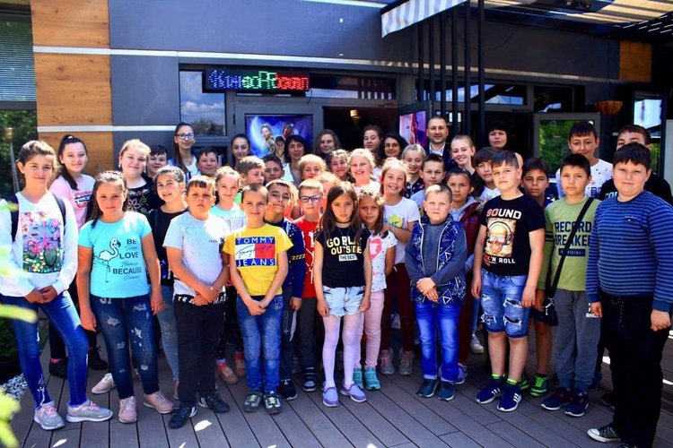 Адвокат от Кърджали дари екскурзия на деца от Жълтуша и Падина 