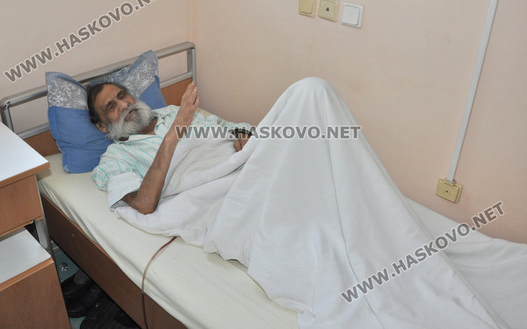 Болен, изоставен без документи на спирката мъж, намира покрив в Старческия дом в Хасково