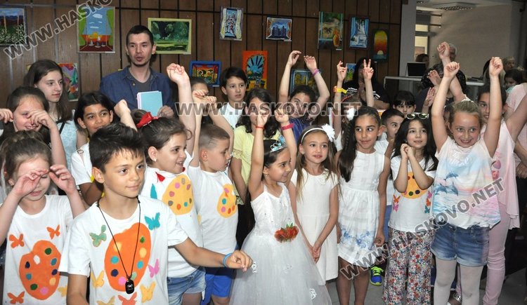 Художниците от „Пастело” за трети път красят фоайето на библиотеката