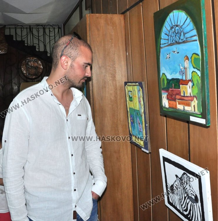 Художниците от „Пастело” за трети път красят фоайето на библиотеката