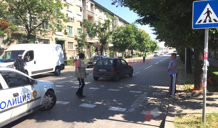 Автомобил изпревари друг на пешеходна пътека, блъсна дядо