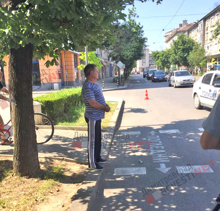 Автомобил изпревари друг на пешеходна пътека, блъсна дядо