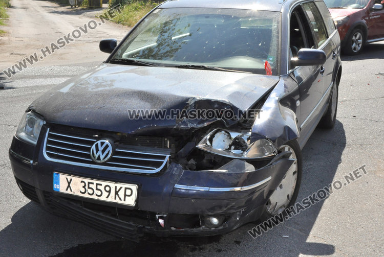 Два Пасата катастрофираха до Захарна фабрика заради обратен завой