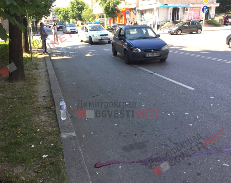 Автомобил изпревари друг на пешеходна пътека, блъсна дядо