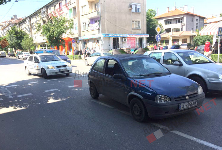 Автомобил изпревари друг на пешеходна пътека, блъсна дядо