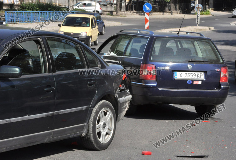 Два Пасата катастрофираха до Захарна фабрика заради обратен завой