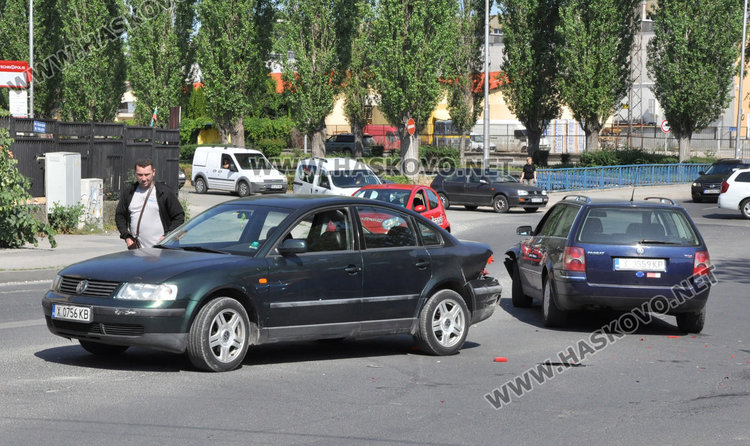 Два Пасата катастрофираха до Захарна фабрика заради обратен завой