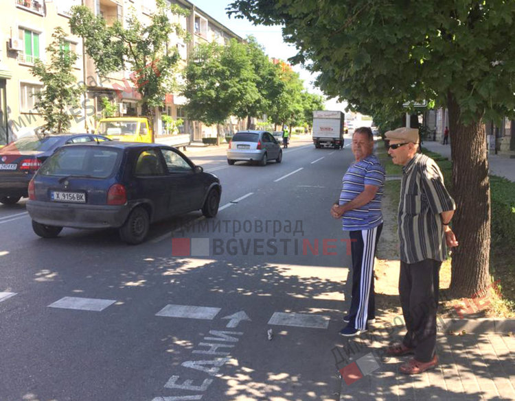 Автомобил изпревари друг на пешеходна пътека, блъсна дядо