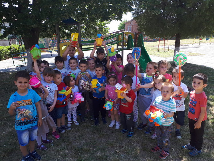 Кметът Иво Димов зарадва най-малките с подаръци по повод 1-ви юни