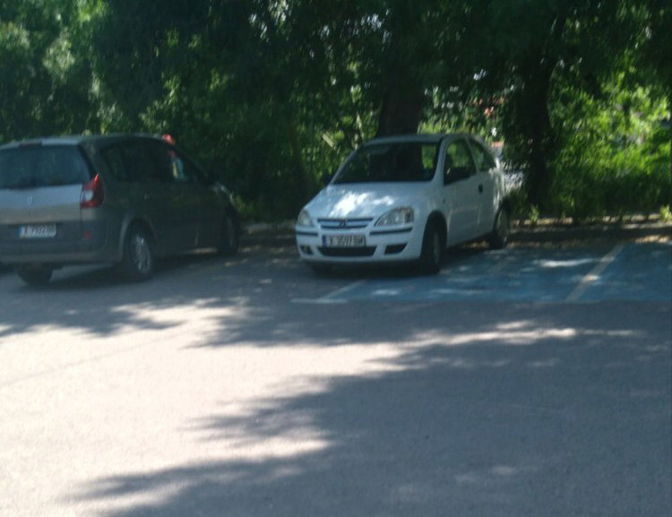 Сигнал: Опел паркиран нагло върху място за инвалиди