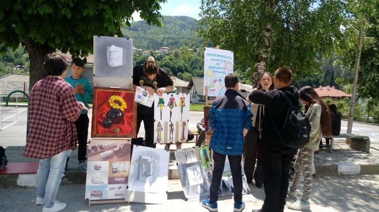 С "пътуваща изложба" от творби на учениците Художествената гимназия в Смолян започва кампания за прием