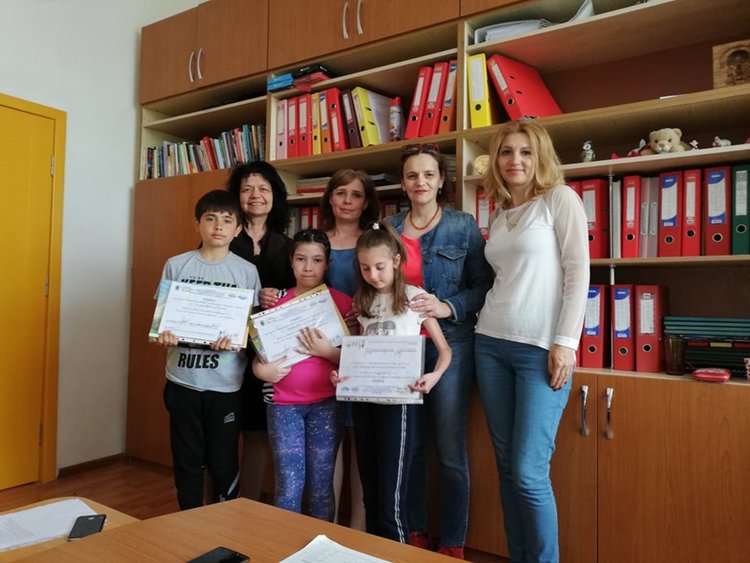 Асрет, Денис и Марияна от "Славейков" с награди от изложба