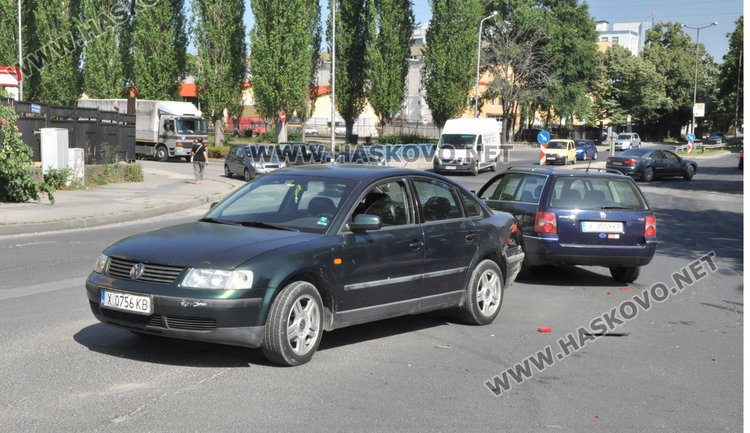 Два Пасата катастрофираха до Захарна фабрика заради обратен завой