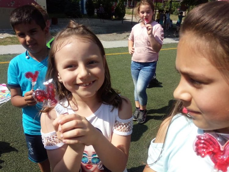 Първолаци и шестокласници се забавляваха с позабравени игри