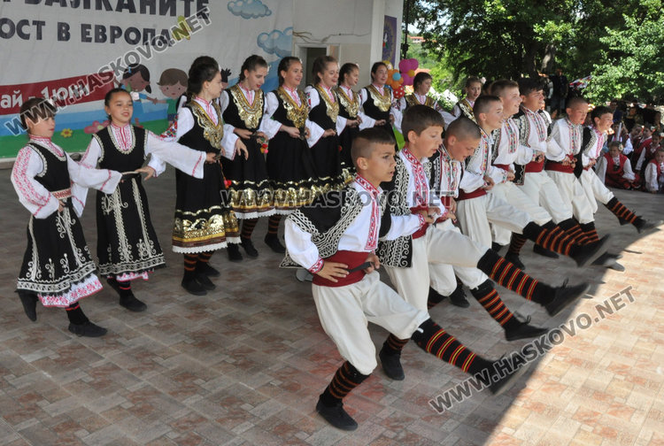 Хиляди деца от различни етноси озариха Минерални бани