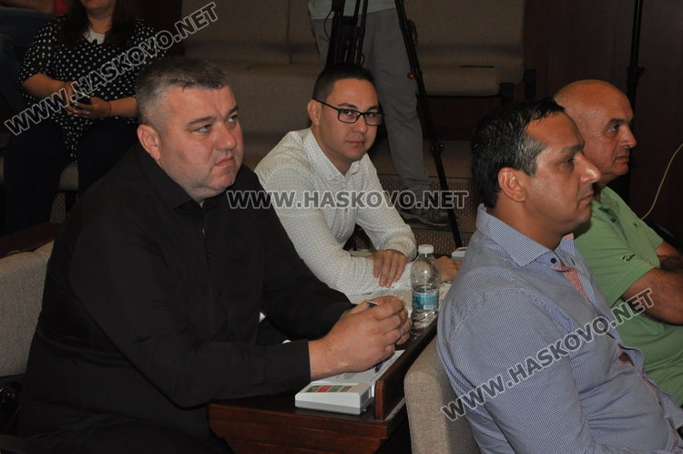 Динко Тенев /с черната риза/ е новият зам.-председател на ОбС в Хасково