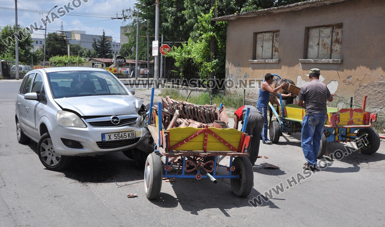 Зафира и каруца катастрофираха до Сточна гара в Хасково
