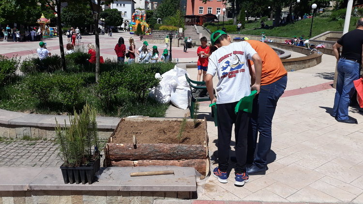 Над 100 деца от Смолян се забавляваха в образователно състезание  "Аз обичам и познавам гората" 