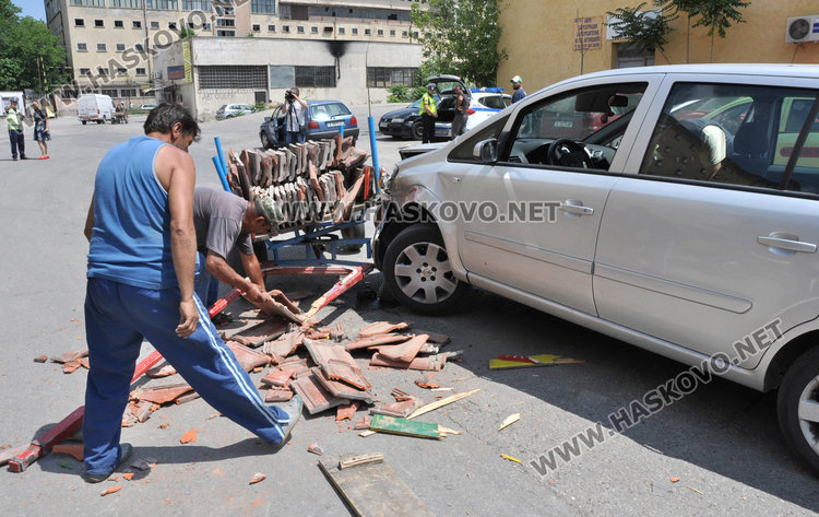 Зафира и каруца катастрофираха до Сточна гара в Хасково