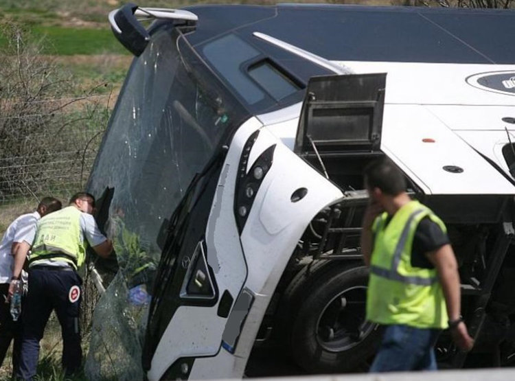 Четирима пострадаха при катастрофа между автобус и кола (обновена)