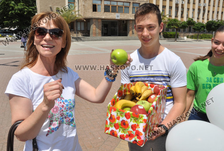 Хасковлии замениха цигарата с плод в Деня без тютюнев дим