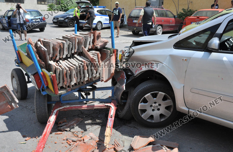 Зафира и каруца катастрофираха до Сточна гара в Хасково