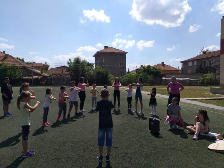 Първолаци и шестокласници се забавляваха с позабравени игри