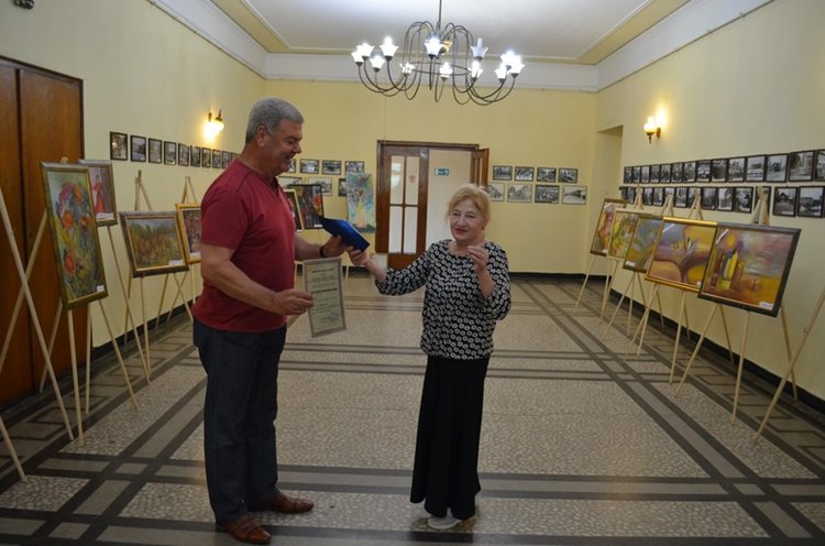 Д-р Дона Момчилова дари 4080 лв., събрани  от благотворителната ѝ изложба