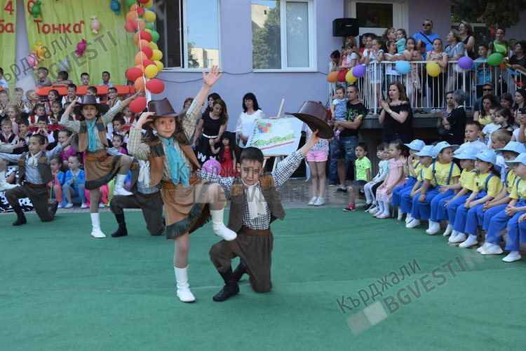 „Ден преди рожден ден” на детска градина „Баба Тонка”/снимки/