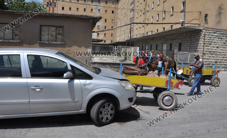 Зафира и каруца катастрофираха до Сточна гара в Хасково