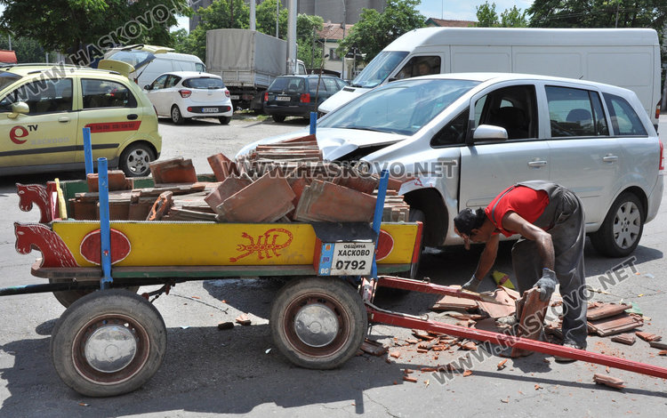 Зафира и каруца катастрофираха до Сточна гара в Хасково
