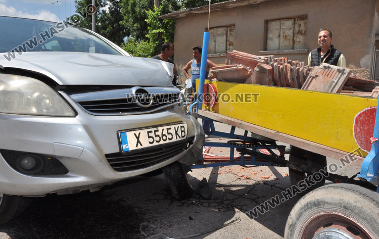 Зафира и каруца катастрофираха до Сточна гара в Хасково