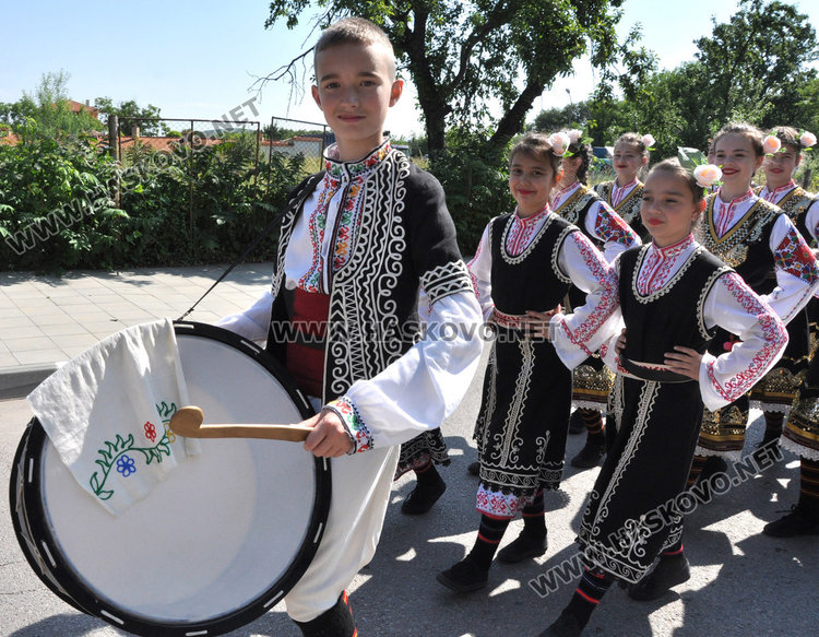 Хиляди деца от различни етноси озариха Минерални бани