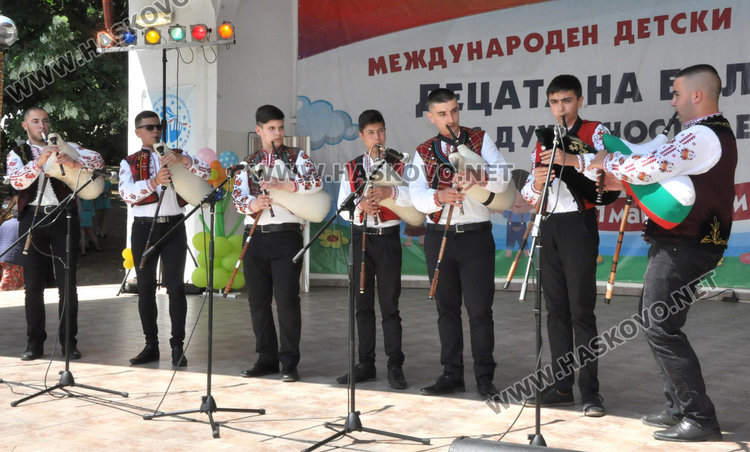 Хиляди деца от различни етноси озариха Минерални бани