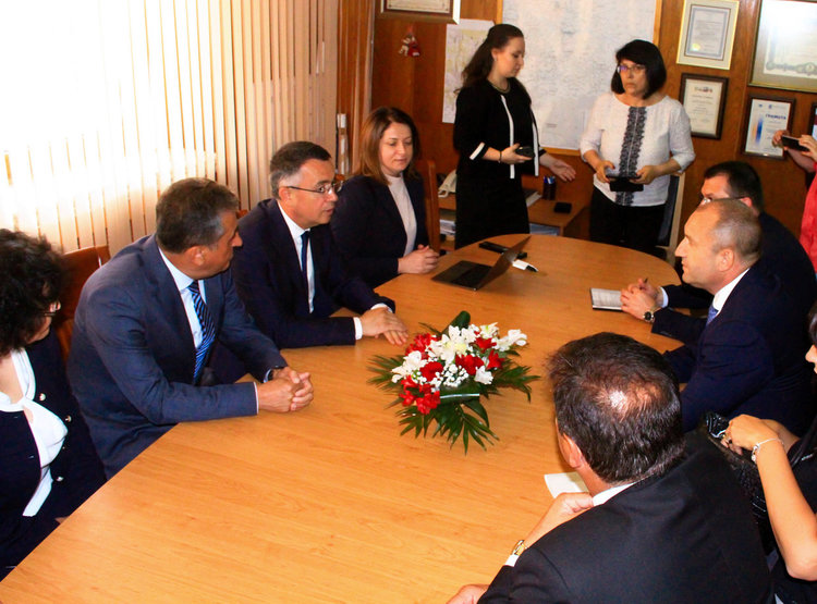 Румен Радев: СУ"П.Р.Славейков" е храм на образованието