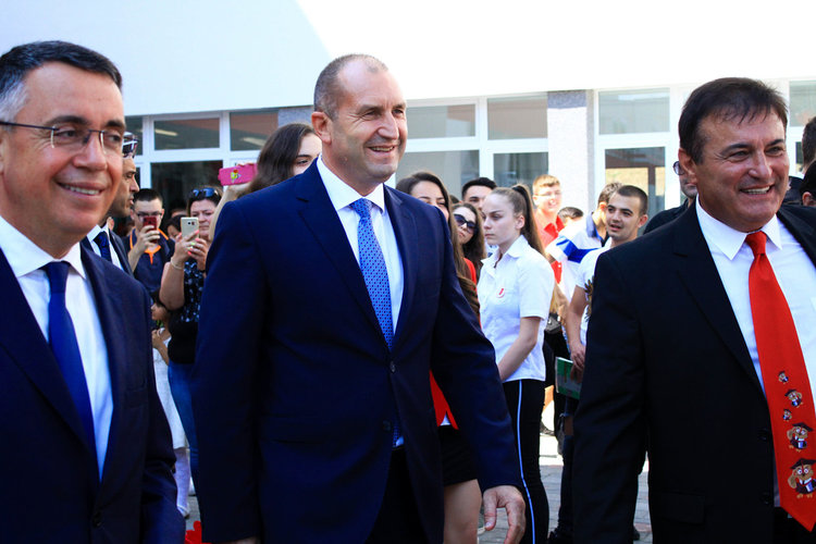 Румен Радев: СУ"П.Р.Славейков" е храм на образованието