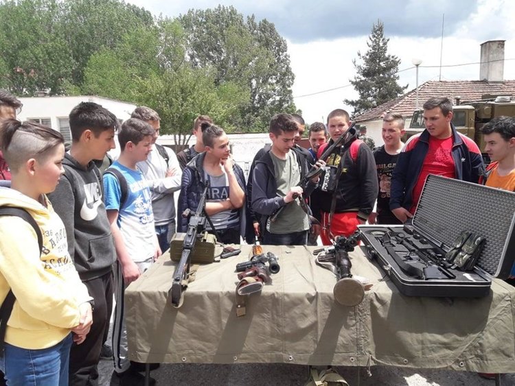 Гимназисти получиха еднодневно обучение от военните на 101 алпийски полк в Смолян