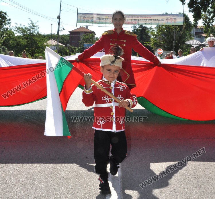 Хиляди деца от различни етноси озариха Минерални бани
