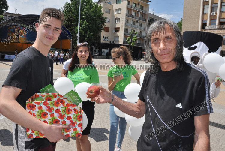 Хасковлии замениха цигарата с плод в Деня без тютюнев дим