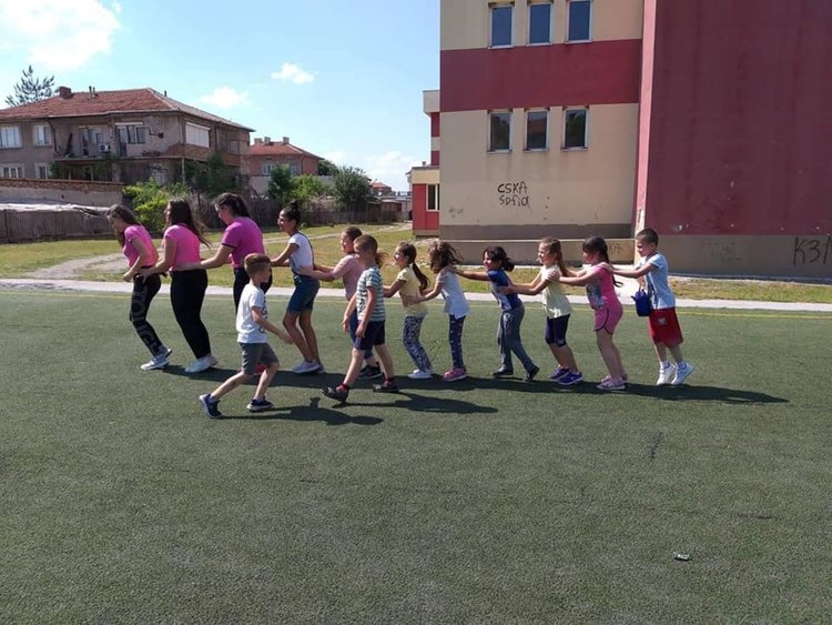 Първолаци и шестокласници се забавляваха с позабравени игри