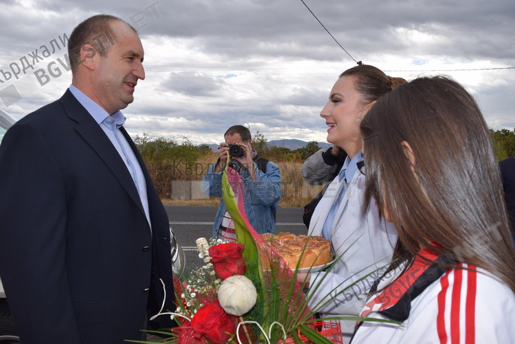 Президентът Радев на посещение в Кърджали, влиза в най-голямото училище