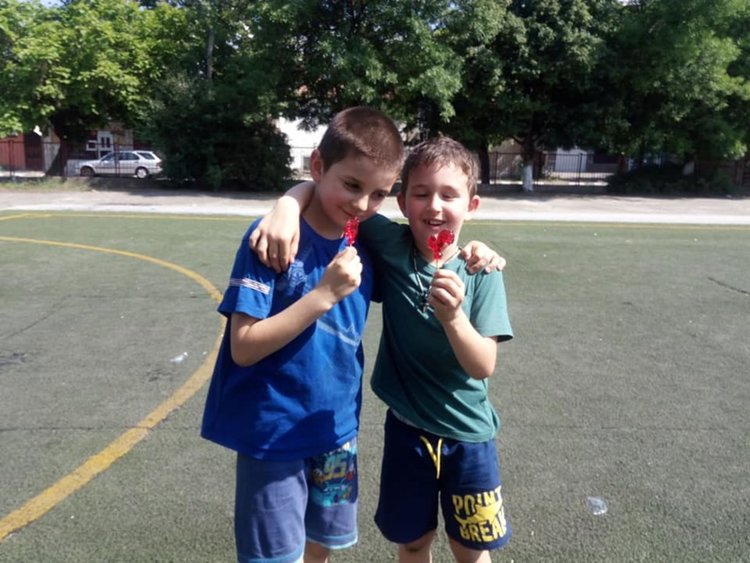 Първолаци и шестокласници се забавляваха с позабравени игри