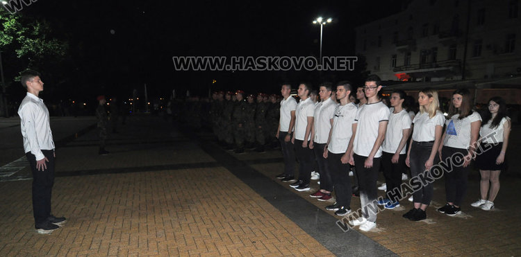 Тържествената заря-проверка за Ботев премина при проливен дъжд в Хасково