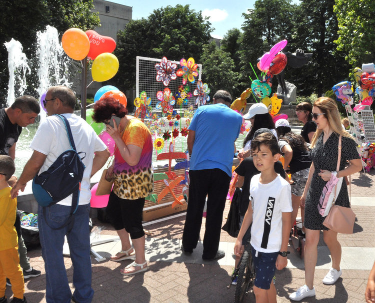 Деца дариха килограми жълти стотинки за Детско отделение